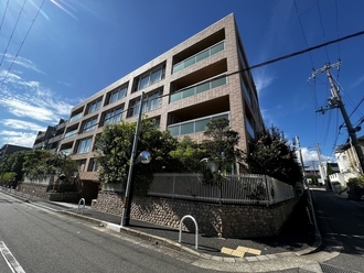 フローラ芦屋フラットの外観